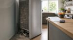 Je mettais mon frigo au max tout l’été : ce que j’ai trouvé derrière lui expliquait ma facture d’électricité folle