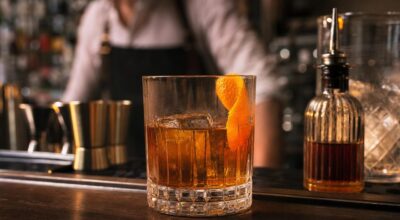 Je préparais mon Old Fashioned comme dans les films : ce barman m’a listé les 4 erreurs qui gâchent le vôtre