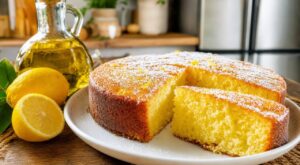 Je sortais mon gâteau au citron du frigo dur comme une brique, cet ingrédient changé l’a gardé moelleux 3 jours