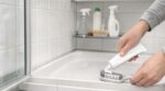 Joints de douche noircis : ce tube de la salle de bains fait mieux que tous vos produits spéciaux payés cher