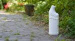 Les jardiniers le répètent : si vous versez encore ce produit ménager sur vos mauvaises herbes, faites une double erreur