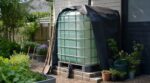Les jardiniers ne laissent plus leur cuve translucide au soleil : cette astuce de garage à 0 € sauve l&rsquo;eau de pluie
