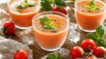 Les soirs de canicule, je ne sers plus que ces verrines de mousse de tomate glacée prêtes en 10 minutes