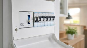 Linky : ce levier du tableau électrique fait grimper la facture d’eau chaude sans que vous ne compreniez pourquoi