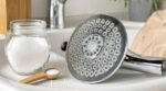 Ma douche ne débitait plus : ce que mon plombier verse dans le pommeau (ni vinaigre ni bicarbonate) change tout