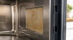 Micro-ondes : ne touchez plus cette petite plaque tachée sur le côté, elle peut ruiner vos cuissons et abîmer l’appareil