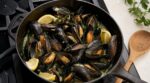 Moules : arrêtez de les faire bouillir, ce chef étoilé révèle la cuisson minute qui les rend enfin juteuses