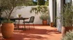 Ne laissez pas votre terrasse grise : cette peinture spéciale sol la transforme en patio du Sud en un week-end