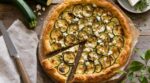 Ne payez plus la quiche du traiteur : cette tarte renversée courgettes–feta à 3 ingrédients fait un malheur