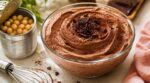 Ni œufs, ni crème, ni beurre : cette mousse au chocolat bluffante tient grâce à ce jus de conserve que vous jetez encore