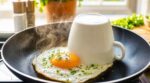 Œufs au plat ratés : ce geste avec une simple tasse, utilisé en hôtel, change tout si vous arrêtez de saler avant