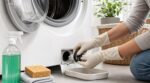 On laisse le hublot du lave-linge ouvert, mais si l’odeur revient, vous négligez souvent cette partie cachée dessous