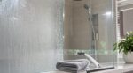 Paroi de douche qui se dépolit : ces 3 minutes après la douche que tout le monde zappe et qui évitent le calcaire
