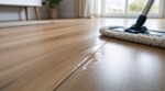 Parquet stratifié : cette habitude avec la serpillière abîme vos lames dans une rainure invisible