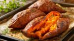 Patate douce entière au four : ne l’épluchez plus jamais, cette cuisson d’1 h cache un vrai dessert