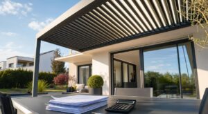 Pergola bioclimatique : cette formalité fiscale oubliée peut faire exploser votre taxe foncière