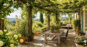 Pergola étouffante ? Ces 6 plantes grimpantes la transforment en oasis d’ombre si vous évitez cette erreur