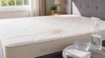 Pipi au lit : cette erreur quand vous nettoyez le matelas peut coûter 300 €, le geste tout simple à faire à la place