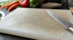 Planche en plastique : cette erreur quand elle noircit envoie microplastiques et bactéries dans l’assiette