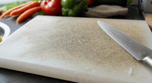 Planche en plastique : cette erreur quand elle noircit envoie microplastiques et bactéries dans l’assiette