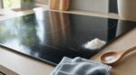 Plaque induction rayée : cette poudre blanche à moins de 2 € l’efface sans l’abîmer (presque personne ne l’utilise)