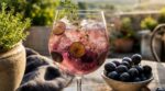 Plus personne ne sert le spritz orange en fin d’été : ce twist fruité au thym risque de détrôner vos apéros