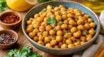 Pois chiches encore durs après des heures de cuisson ? Ne faites plus ce geste dans l’eau qui les empêche de ramollir