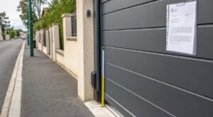 Portail électrique au ras du trottoir : cette règle de recul ignorée peut vous forcer à tout démolir