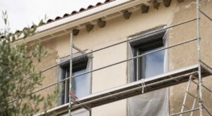 Ravalement de façade : cette erreur banale avec les nids d’hirondelles peut vous coûter 150 000 € sans le savoir
