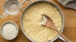 Risotto : ce geste « propreté » avec le riz que les Italiens bannissent et qui détruit la vraie crème italienne