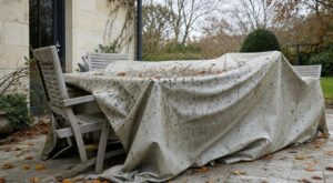 Salon de jardin : ce réflexe avant l’hiver fabrique en silence les taches noires qui le ruinent au printemps
