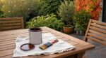 Salon de jardin : cette habitude au printemps ruine le bois, les propriétaires avertis s&rsquo;y prennent dès fin août