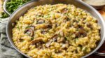 Sans crème, mascarpone ni fromage fondu : ce geste final hors du feu rend votre risotto crémeux comme en Italie