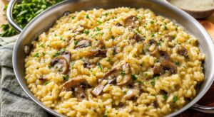 Sans crème, mascarpone ni fromage fondu : ce geste final hors du feu rend votre risotto crémeux comme en Italie