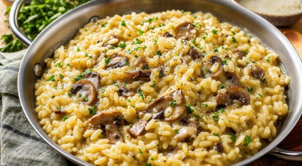 Sans crème, mascarpone ni fromage fondu : ce geste final hors du feu rend votre risotto crémeux comme en Italie