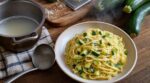 Si vos pâtes aux courgettes n&rsquo;attrapent jamais la sauce, ce geste avec cette eau les rend ultra crémeuses sans crème