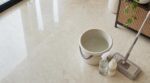 Sol en marbre ou travertin : cette habitude au vinaigre blanc le détruit, ce que les poseurs utilisent à la place