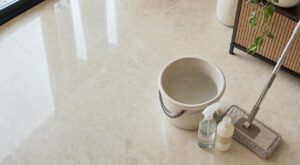 Sol en marbre ou travertin : cette habitude au vinaigre blanc le détruit, ce que les poseurs utilisent à la place