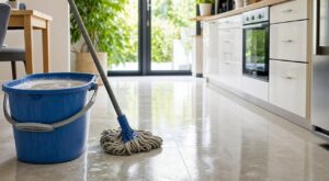 Sol toujours voilé après la serpillière : cette habitude avec votre seau d’eau étale partout une crasse invisible