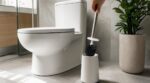 Soulevez la brosse des WC : ce que le fond de son étui révèle sur l&rsquo;hygiène de vos toilettes ferait bondir les pros