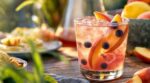 Spritz : si vous aimez l’apéro, ce cocktail myrtille-pêche ultra frais va tout remplacer cet été