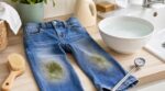 Taches d’herbe à la rentrée : ce réflexe à l’eau chaude que font les parents les condamne dès les premières secondes