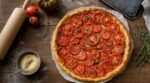 Tarte à la tomate : ce geste de grand-mère que tout le monde oublie pour une pâte enfin croustillante jusqu&rsquo;au centre