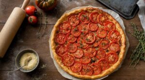 Tarte à la tomate : ce geste de grand-mère que tout le monde oublie pour une pâte enfin croustillante jusqu&rsquo;au centre