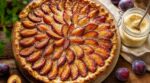 Tarte aux prunes : arrêtez de ruiner le fond, cette cuillère de poudre du placard change tout au four