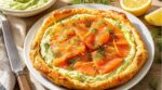 Tartes au saumon trop lourdes ? Cette version feuilletée cache une crème verte ultra légère qui change tout