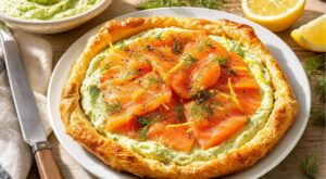 Tartes au saumon trop lourdes ? Cette version feuilletée cache une crème verte ultra légère qui change tout