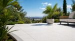 Terrasse brûlante dès 35 °C : ce revêtement adopté par les paysagistes reste frais pieds nus tout l’été