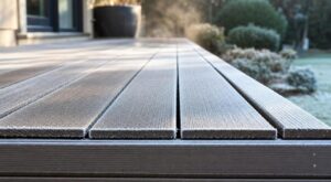 Terrasse composite qui craque au premier gel : ce détail invisible en bout de lame peut tout faire lâcher