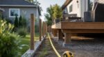 Terrasse du voisin collée à votre clôture : cette simple mesure peut retourner la loi (et la démolition) en votre faveur